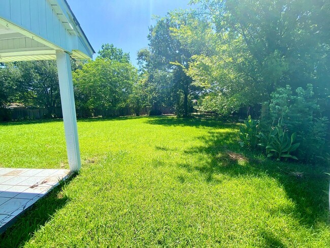 Building Photo - ** NEW GREENACRES PLACE 3/2 HOME **
