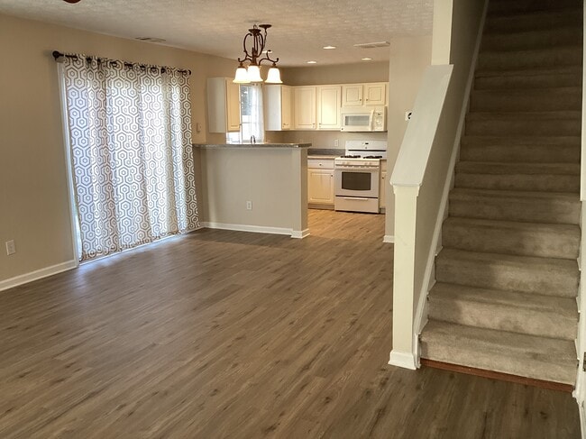 Building Photo - 127 Swanee Ln