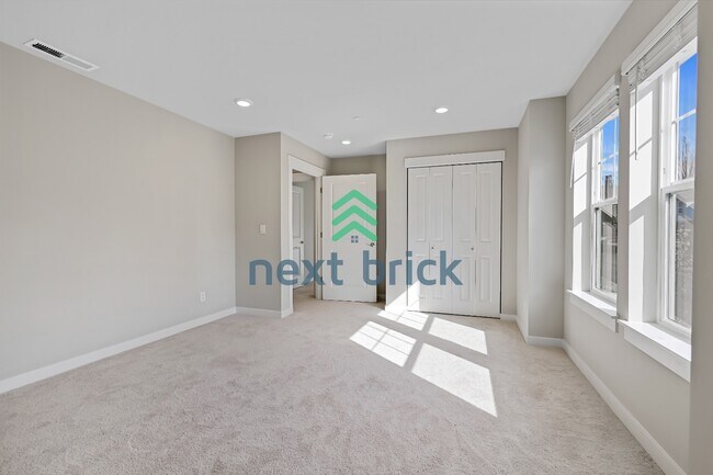 Building Photo - Spacious 5-Bedroom Retreat in Bothell with 2.5 Baths and 2335 Sq Ft of Comfort!