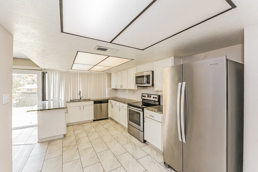 Building Photo - 902 Live Oak Dr