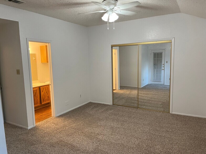 Building Photo - 10258 Aurora Dr