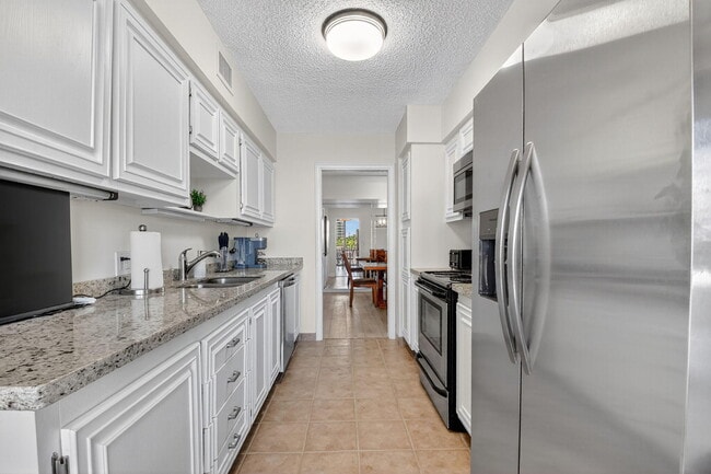 Building Photo - 3400 N Ocean Dr