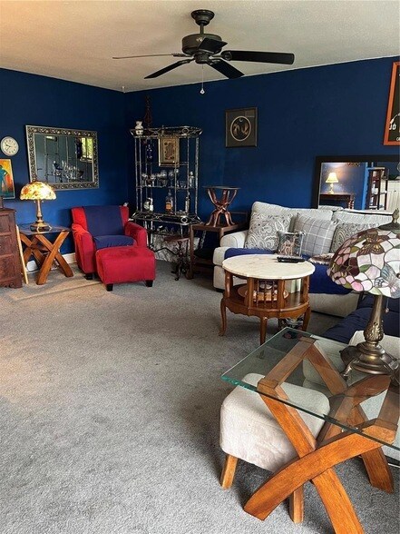 Building Photo - 302 Andover Pl S