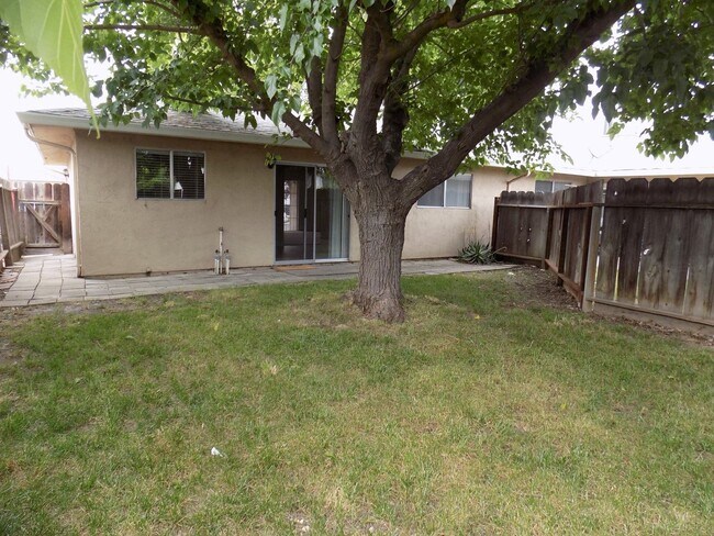 Building Photo - 498 Hintz Ave