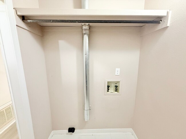 Building Photo - 2-Bedroom Quadplex