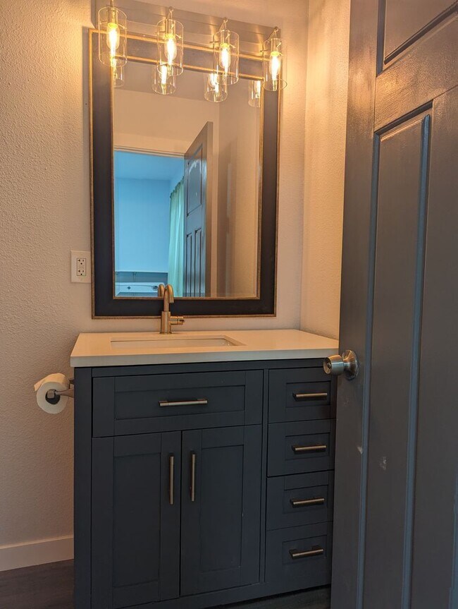 Building Photo - Quaint 2 bedroom Craigmont house