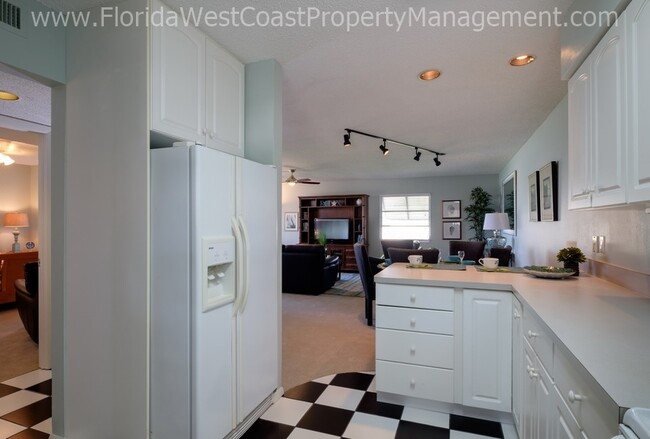 Building Photo - SIESTA KEY! DIRECT WATER VIEWS! ANNUAL LEA...