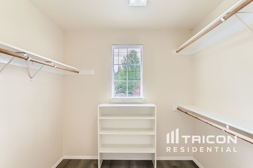 Building Photo - 16019 SW Hawk Ct