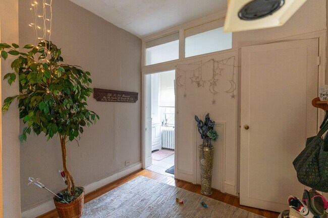 Building Photo - Melrose section 1 bed  very spacious