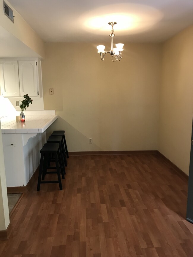 Peninsula connects to dining room for entertaining or convenient family dinners - 4525 Mississippi St