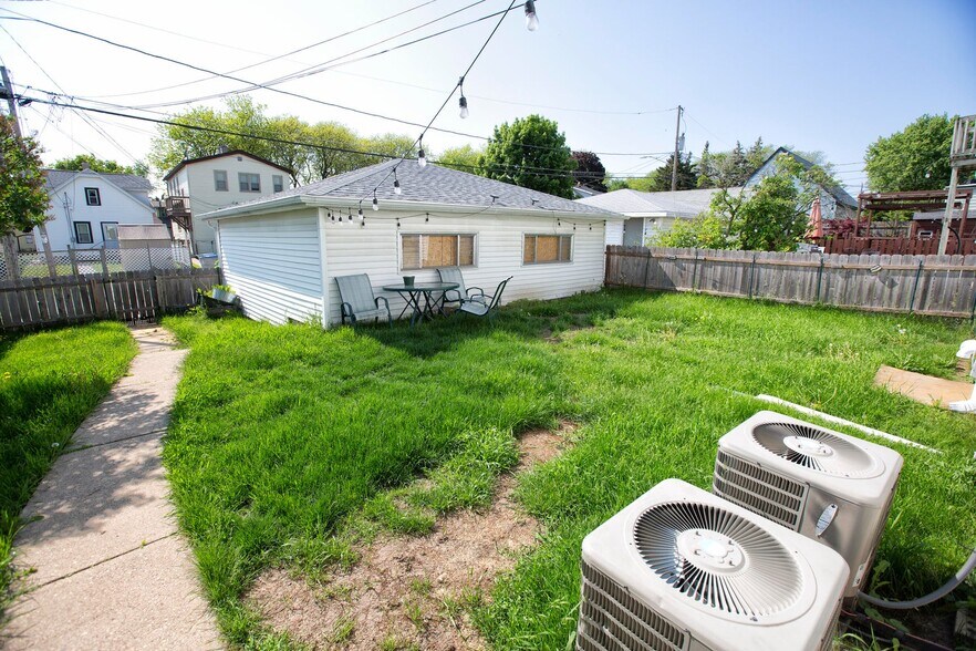 Building Photo - 531 S 74th St