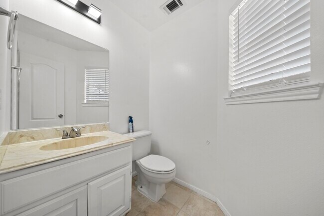 Building Photo - 2406 Parkwood Ln