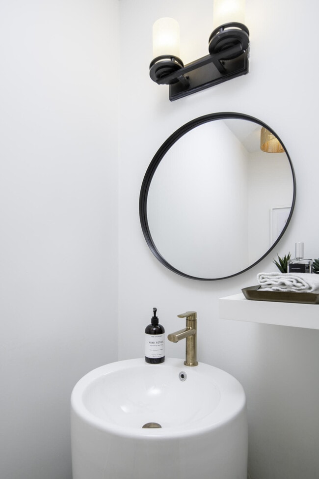 Building Photo - 576 Westree Ln