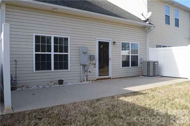 Building Photo - Stylish Braxton Gate Townhome with Garage & Main-Level Primary Suite