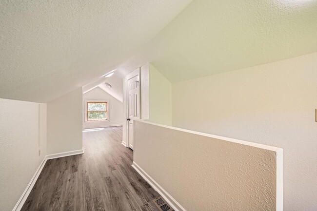 Building Photo - 1083 Western Ave N