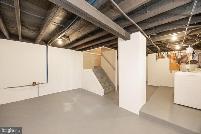Building Photo - 559 A St