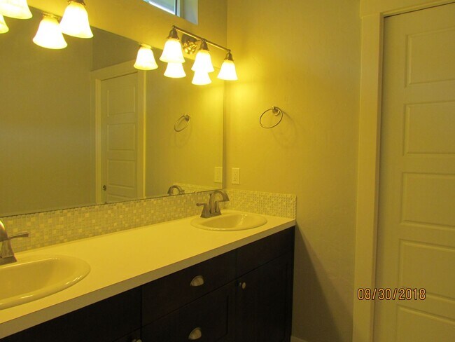 Building Photo - Beautiful 3 bed 2 bath in the popular Paramount community