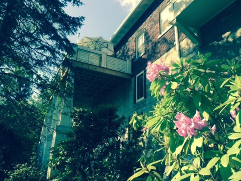 Building Photo - 107 Murdock Ave