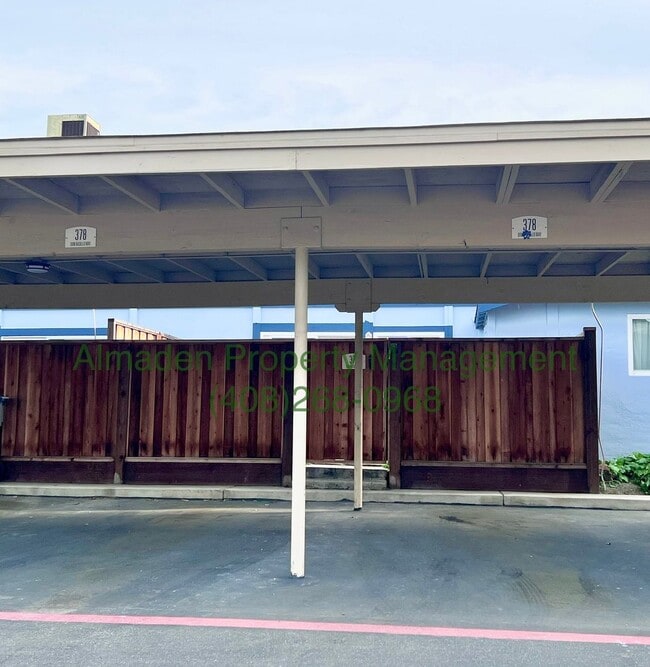 Building Photo - Town Home in Great Central Location near the Foothills!