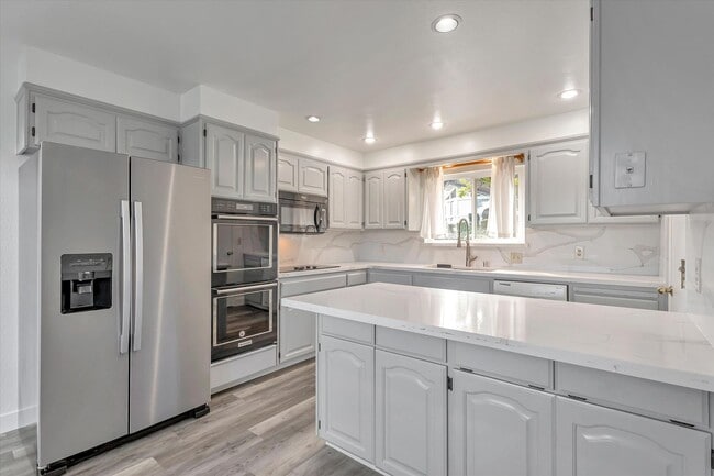 Building Photo - Tri-Level Home in Los Gatos