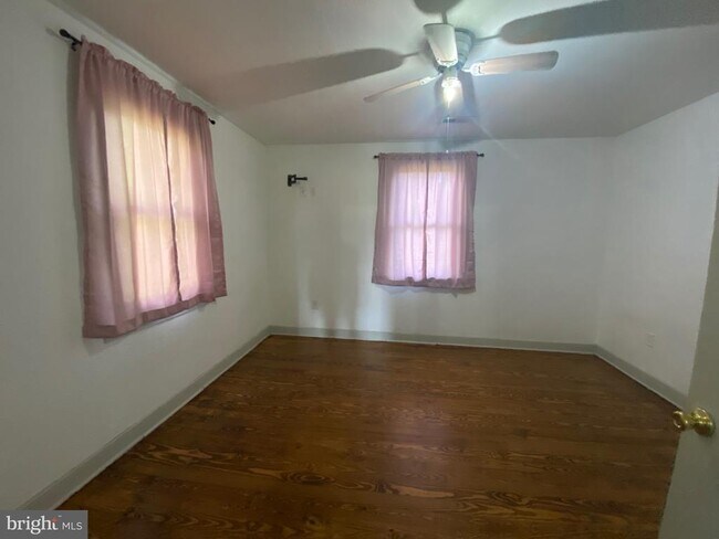 Building Photo - 1601 N Seminole Trail