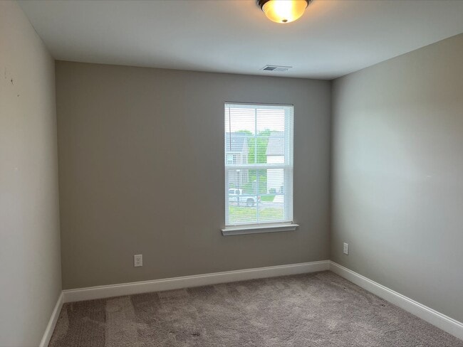 Building Photo - Beautiful Open Concept in a Convenient Loc...