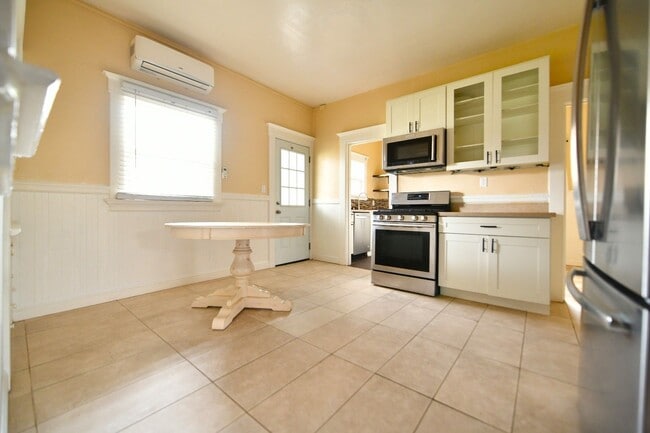 Building Photo - 1p716 - 3055-3061 Adeline Street