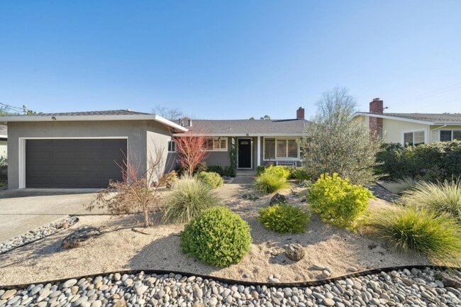 Building Photo - 918 Las Pavadas Ave