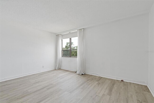 Building Photo - 2621 Cove Cay Dr