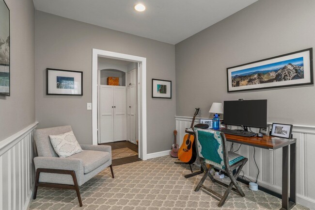 Building Photo - 811 Hiawatha Dr