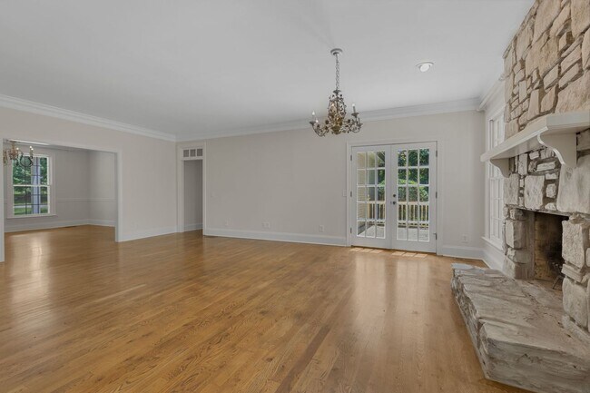 Building Photo - AVAILABLE NOW-- 4-Bed/5-Bath in the heart ...
