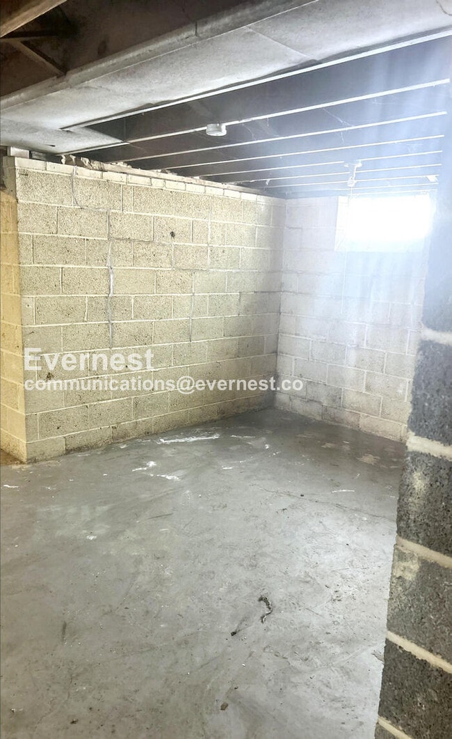 Building Photo - SPECIAL OFFER!! 3 Bed/2 Bath Home with Detached Garage / Pet-Friendly / Vouchers Accepted / Avail...