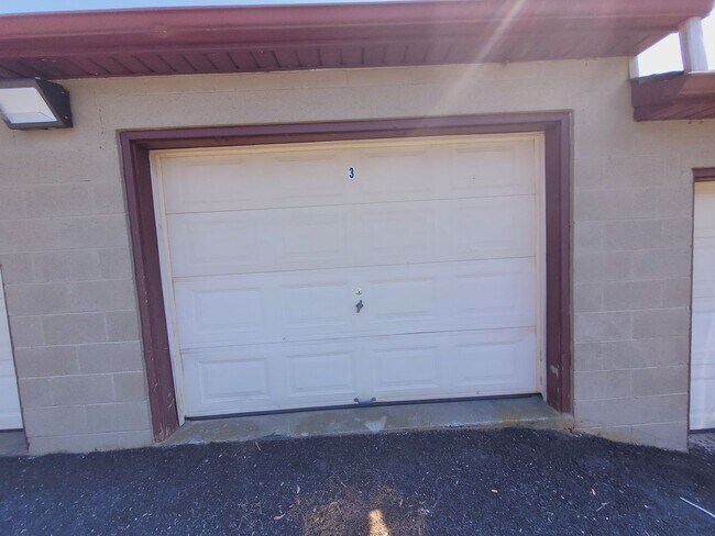 Building Photo - 46 Tritch Ln