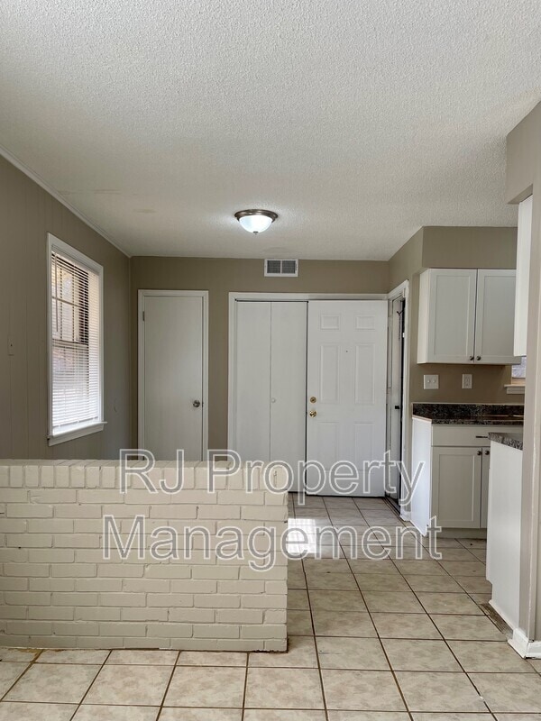 Building Photo - 4211 Lansdowne Dr