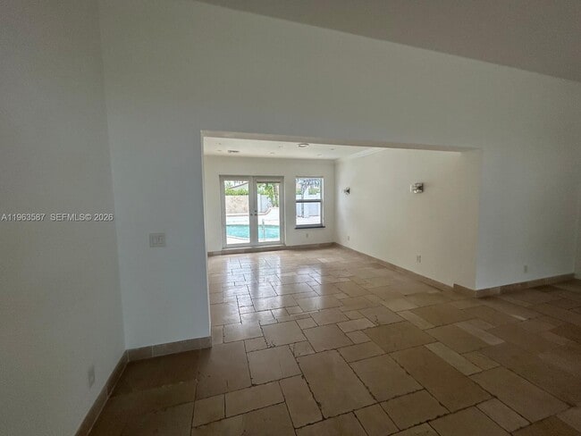 Building Photo - 827 N Southlake Dr