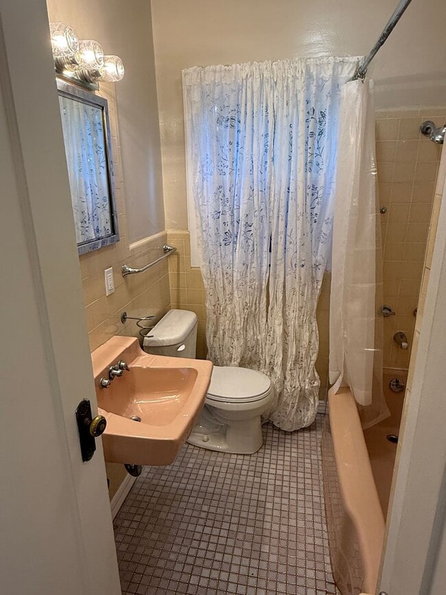 Building Photo - Great 2 Bedroom Rental Home in Crocker Highland District