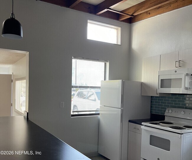 Building Photo - 530 Myra St