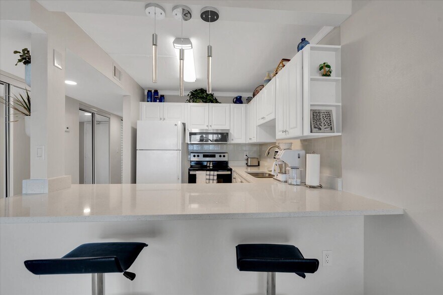 Building Photo - 4550 Cove Cir