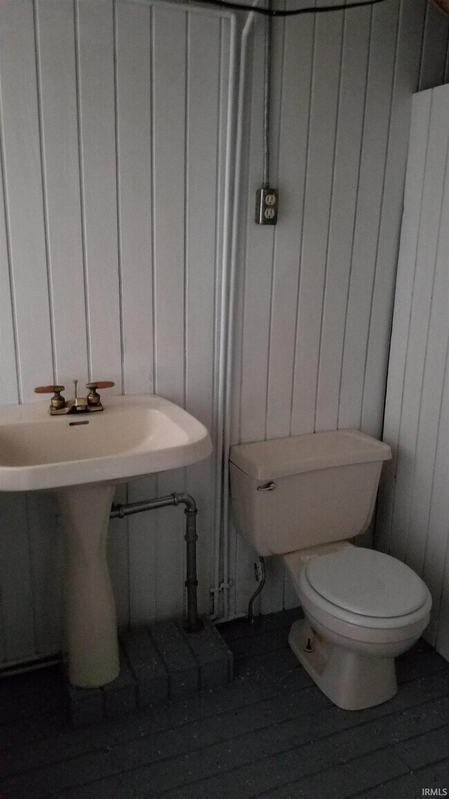 Building Photo - 1025 Hillcrest Rd