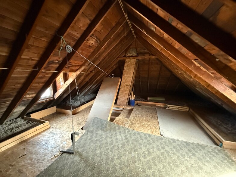 Attic Storage - 10-2 Russell St