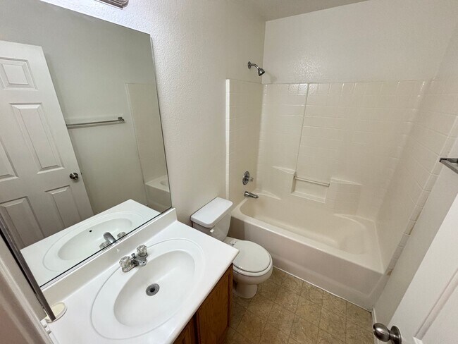 Building Photo - Beautiful 5Bed/2.5Bath/2Car home located near Seven Hills
