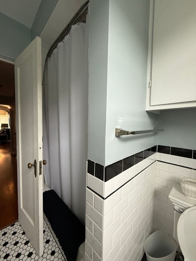 Building Photo - Great Seabright area 2/1 Fully Furnished Home