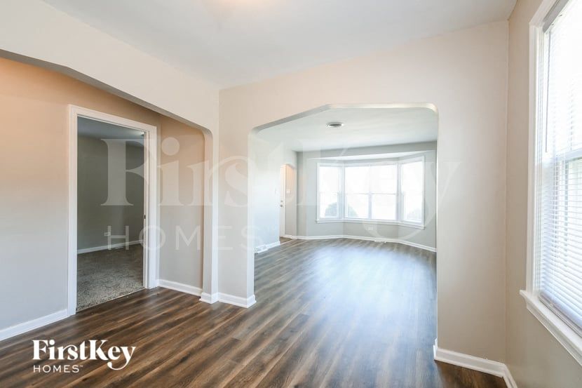 Building Photo - 9358 S Richmond Ave