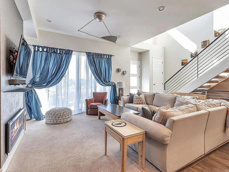 Building Photo - 1962 W 67th Pl