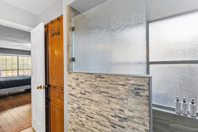 Building Photo - 117 E Park Dr