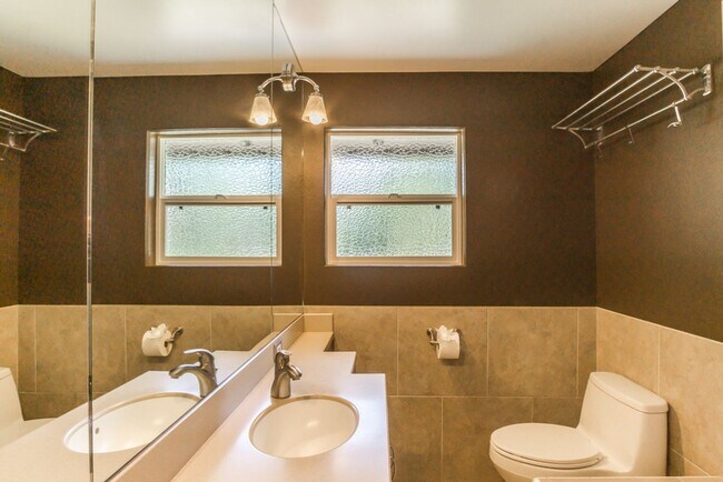 Building Photo - 3Bd/2Ba Seattle Home
