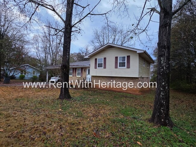Building Photo - GREAT NEWS! 3 BEDROOM/ 2 BATH HOME WITH PARTIAL FINISHED BASEMENT