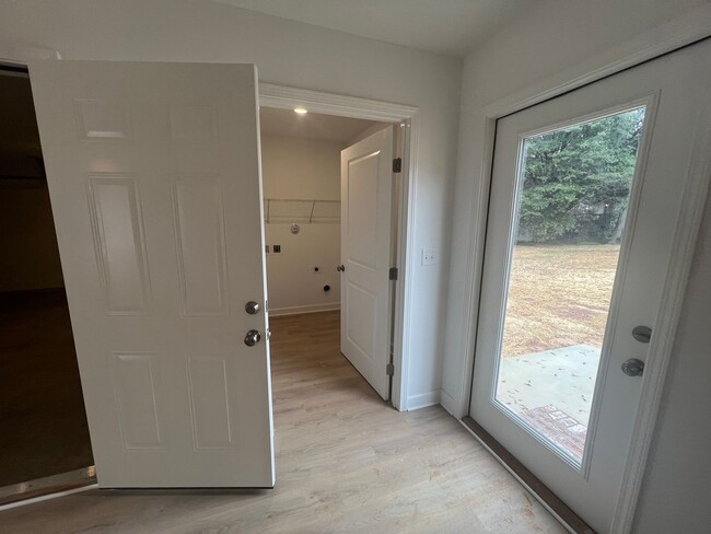 Building Photo - Newly built 3 bedroom 2 bathroom in East T...