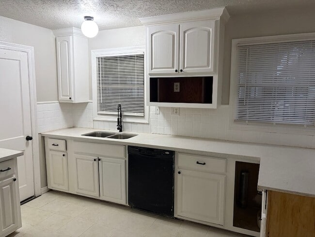 Building Photo - 3150 Roberts Ave