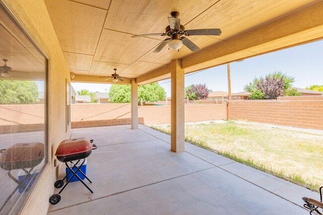 Building Photo - Beautiful Spacious 4 bedroom 2 bath House!